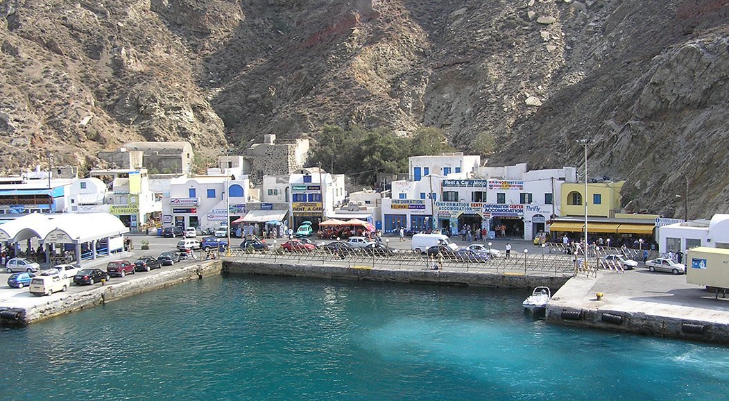 santorini ferry port of Athinios